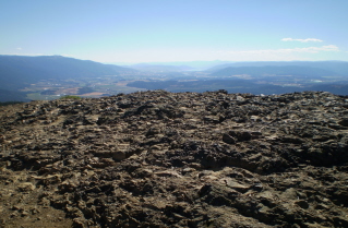 Rock outcrop at high point formed by an ancient volcano, Enderby Cliffs 2010-08.